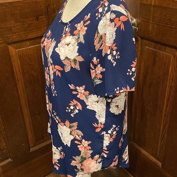 Chelsea & Theodore Floral Short Sleeve Blouse - Picture 3 of 6